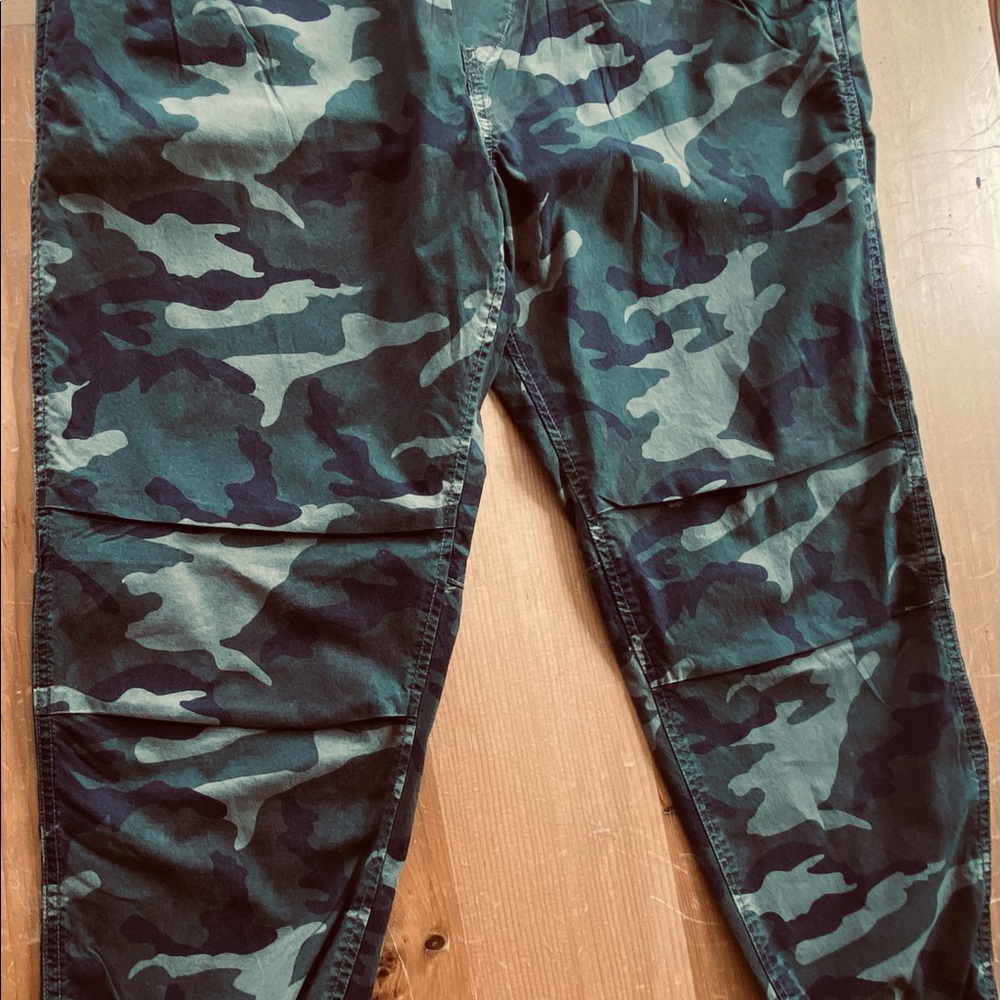 Amer. Eagle Camouflage joggers Men's  Medium